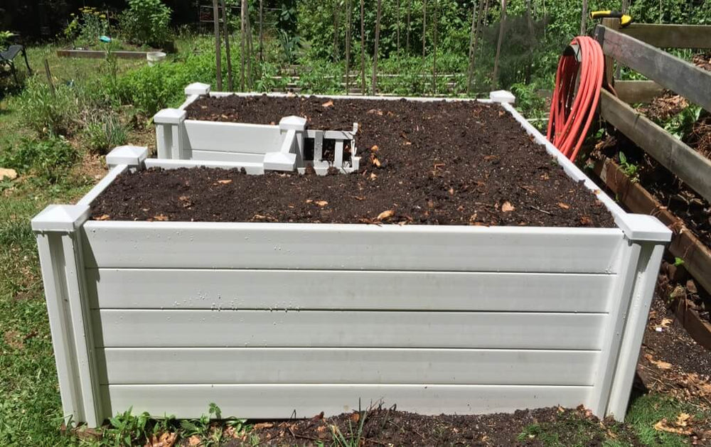 Make a Lasagna Garden: keyhole raised bed lasagna garden