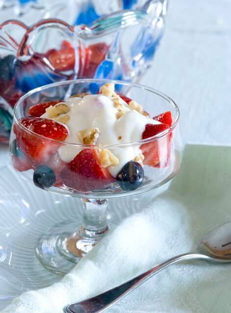 Strawberries with Blueberries and Sweet Yogurt
